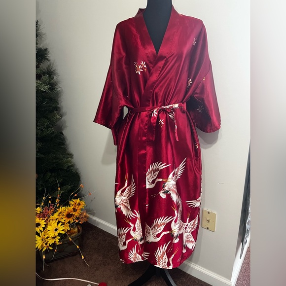Elegant Red Kimono with Crane Design - Picture 2 of 11